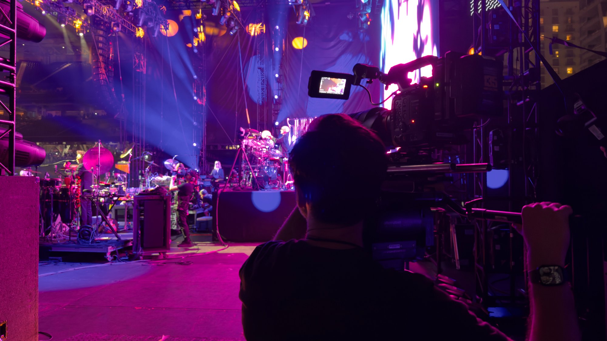 The 50-1000mm zoom operating backstage at night during the Elton John concert